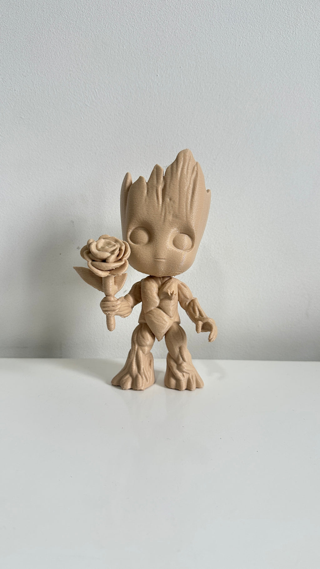 Groot avec fleur dans la main