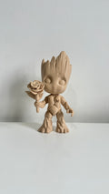 Groot avec fleur dans la main