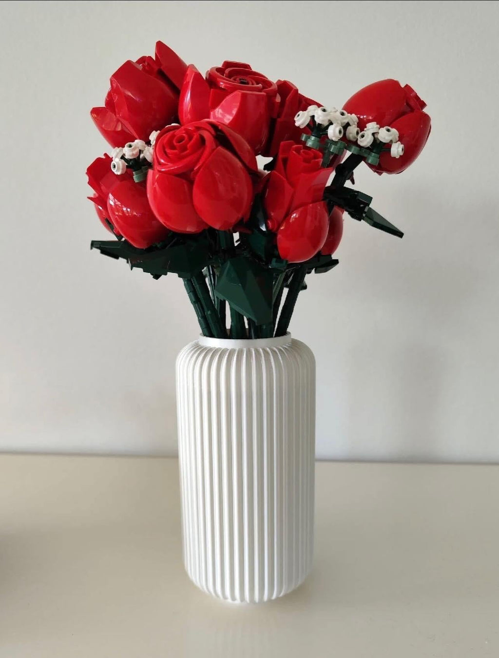Hermoso jarrón acanalado para LEGO Flowers Icons o flores cortadas: varios colores