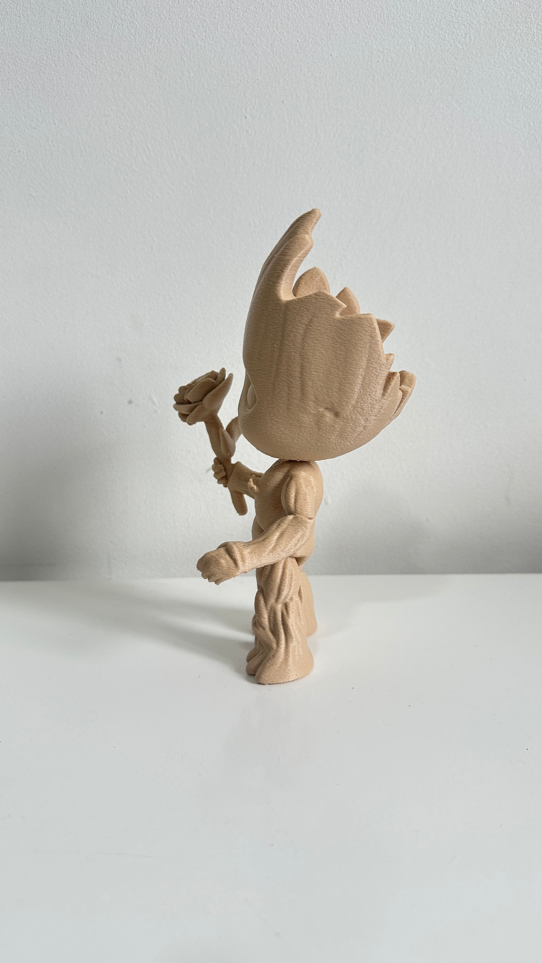 Groot avec fleur dans la main