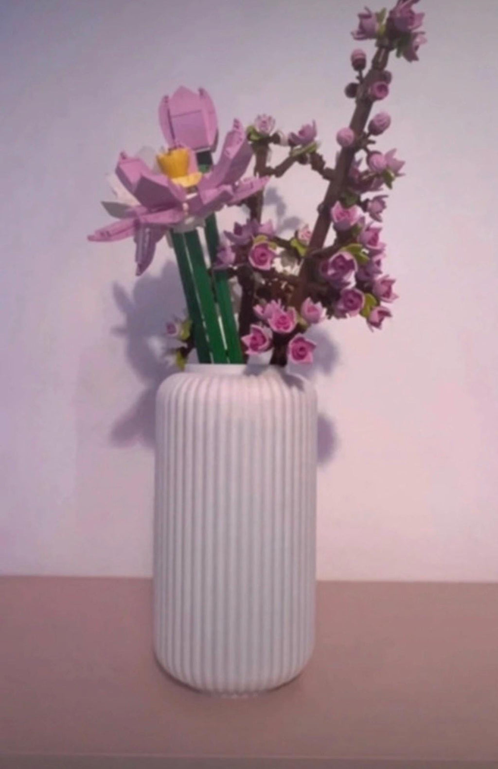 Hermoso jarrón acanalado para LEGO Flowers Icons o flores cortadas: varios colores