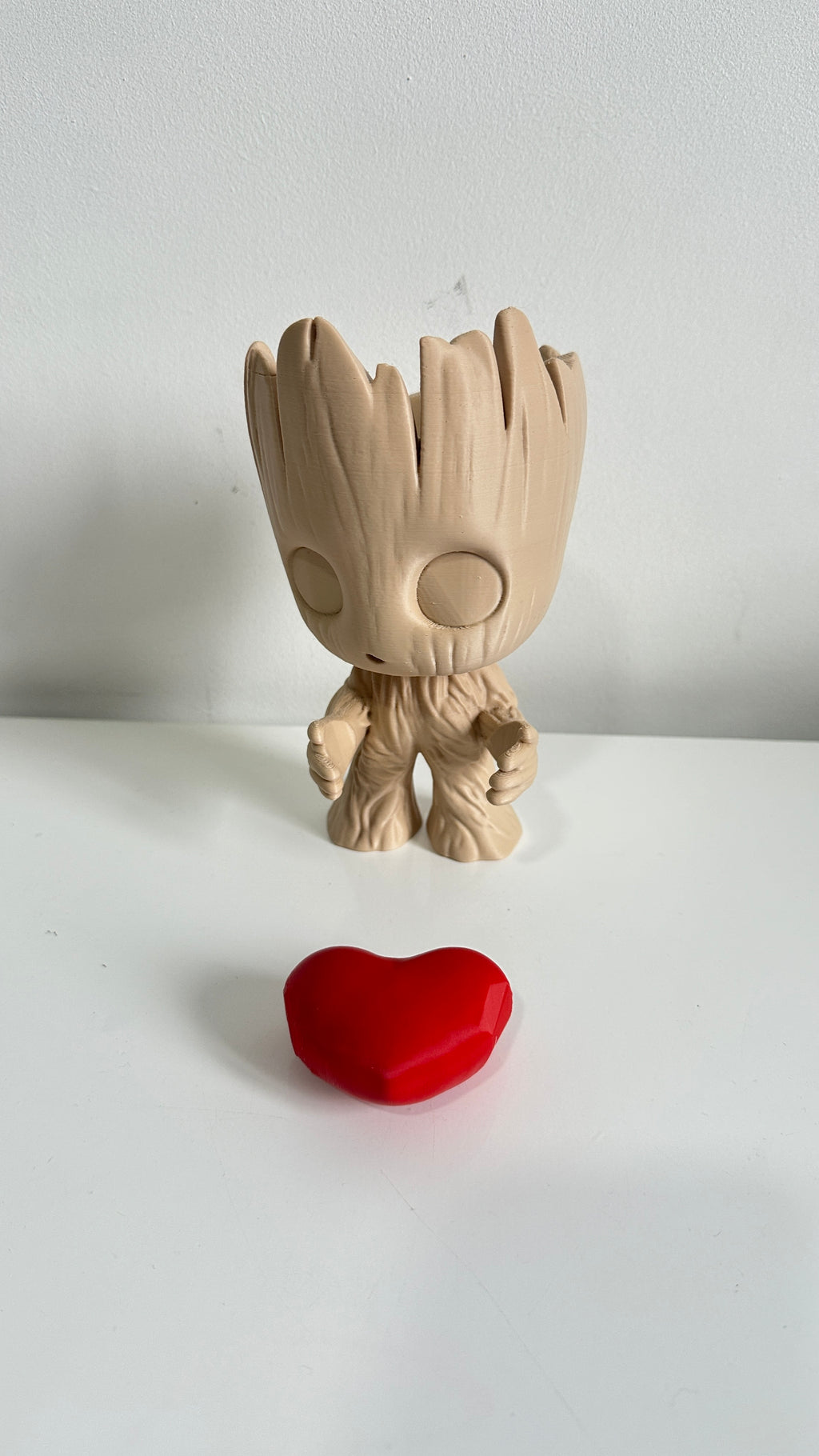 Groot avec cœur dans les mains