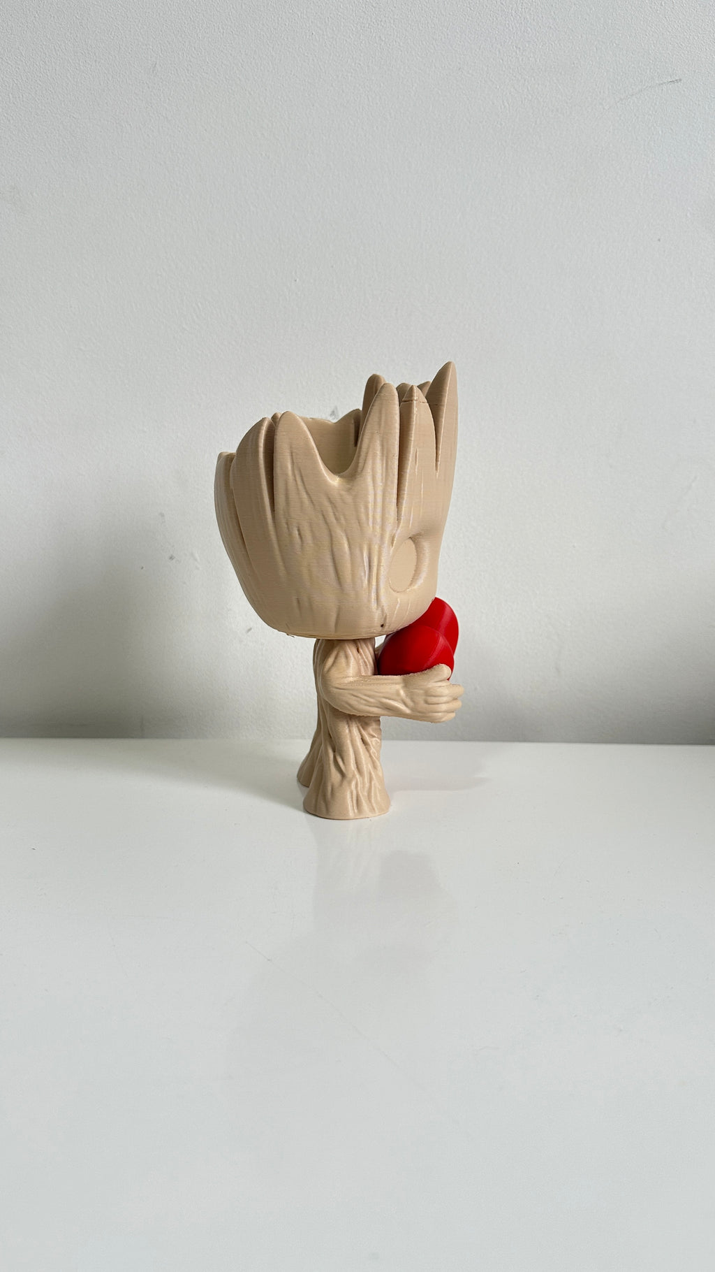 Groot avec cœur dans les mains