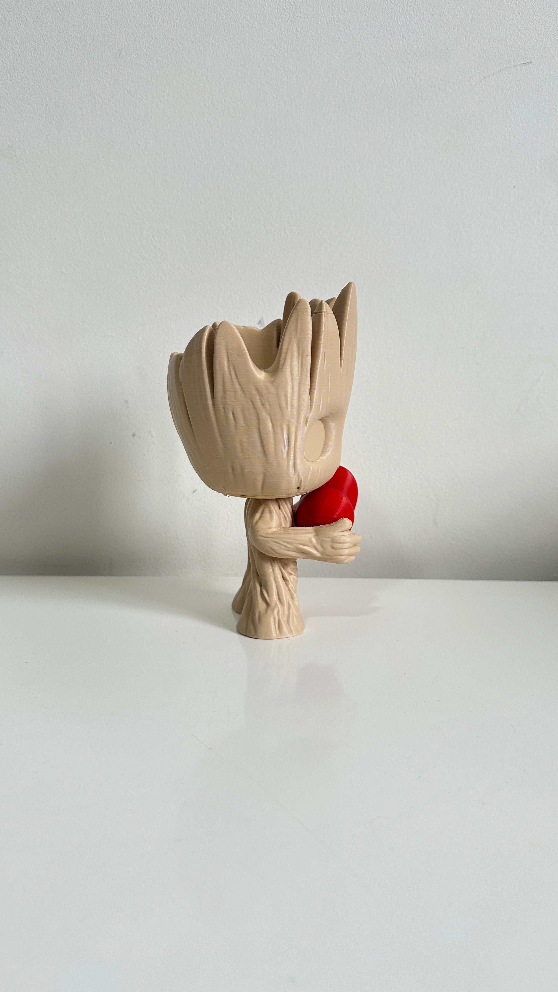 Groot avec cœur dans les mains