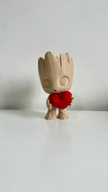 Groot avec cœur dans les mains