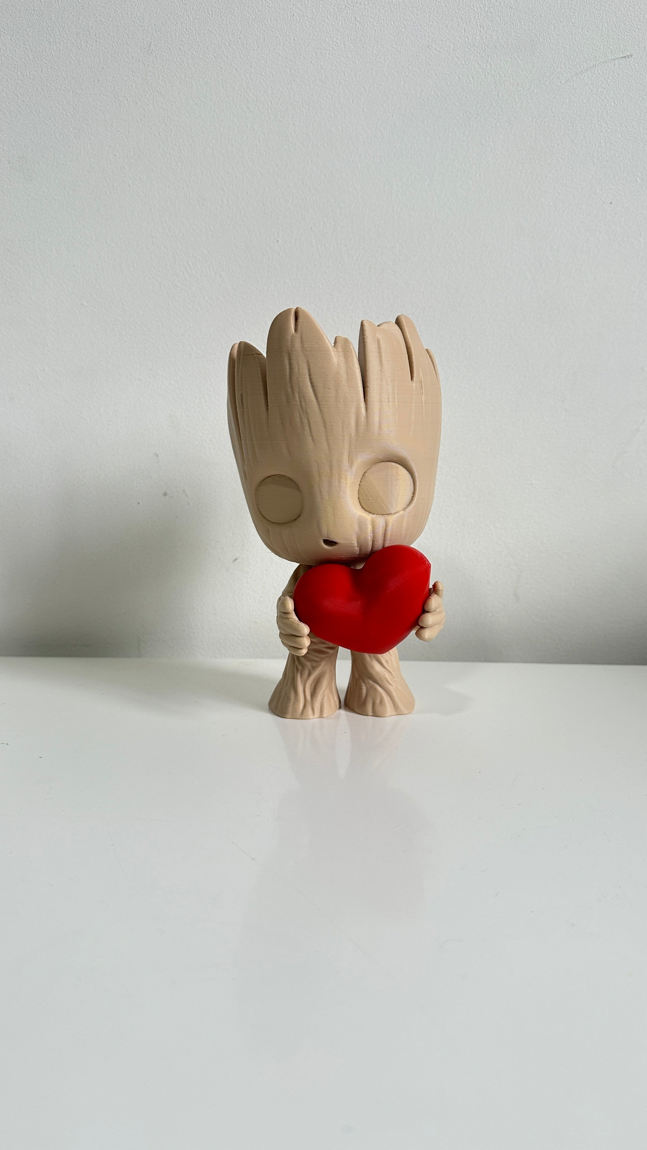 Groot avec cœur dans les mains