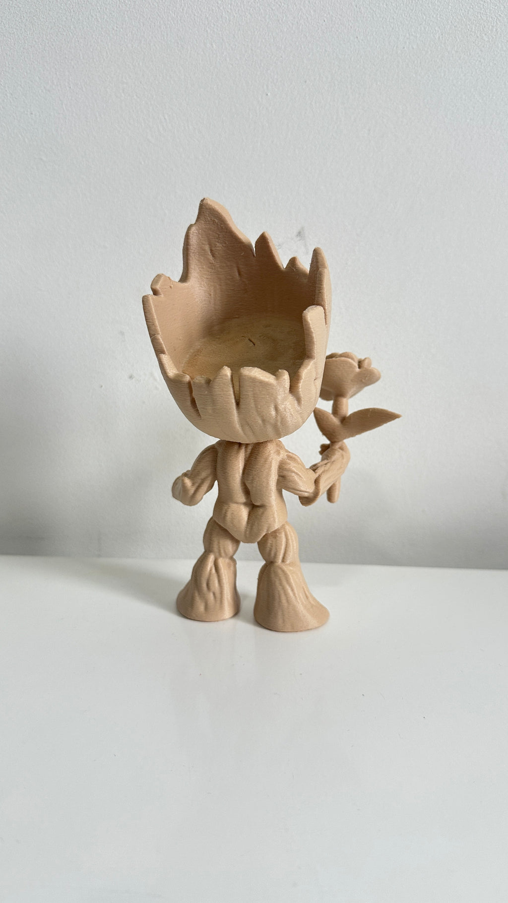 Groot avec fleur dans la main