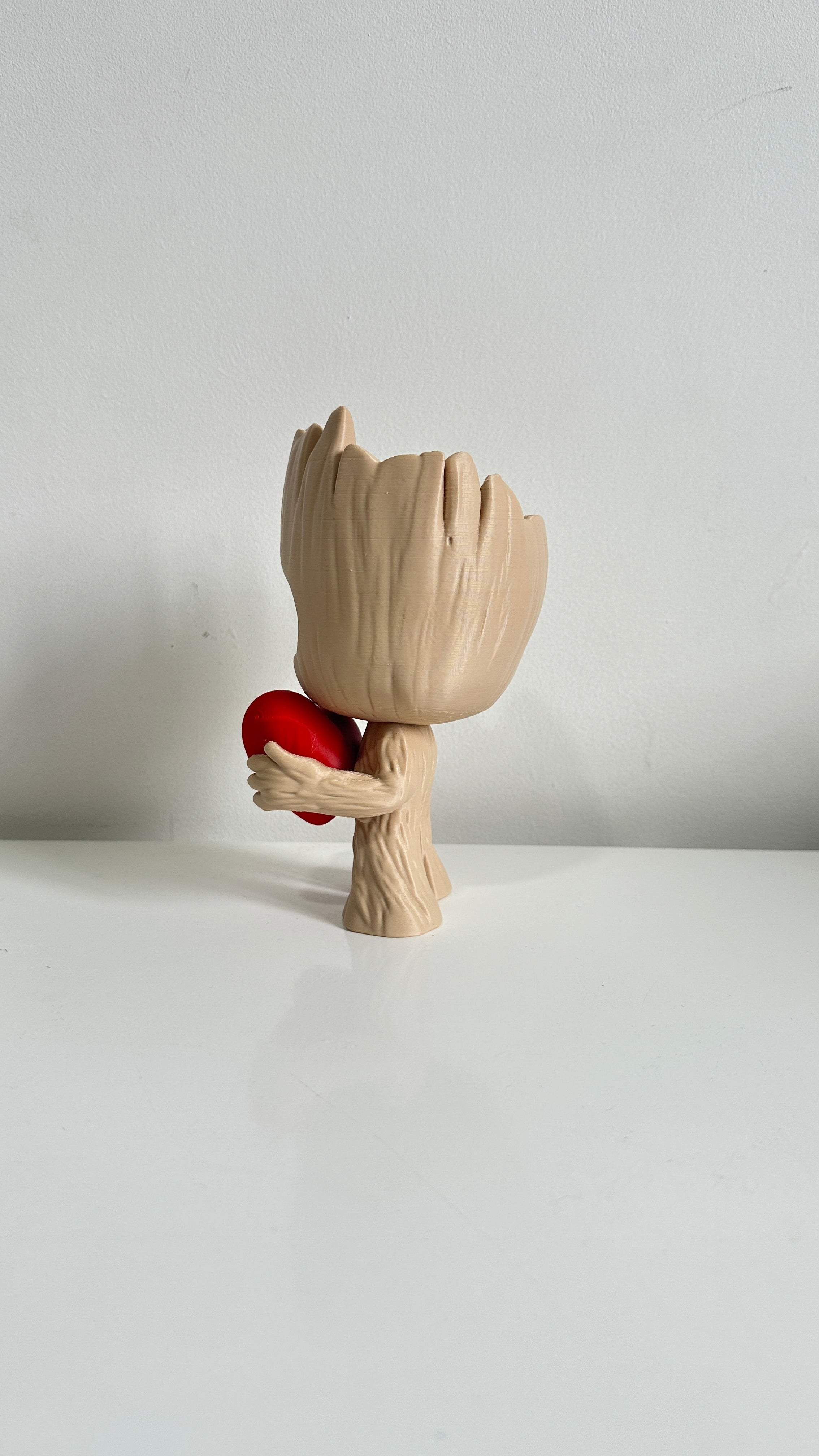 Groot avec cœur dans les mains