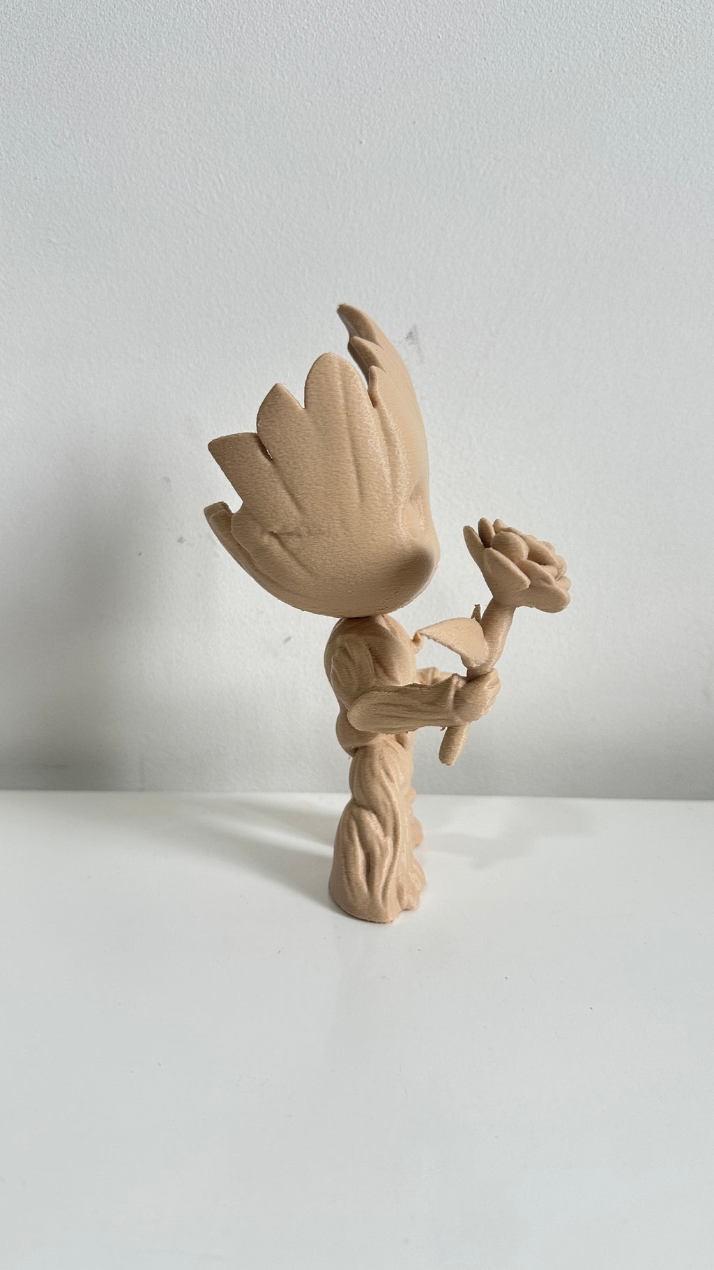 Groot avec fleur dans la main