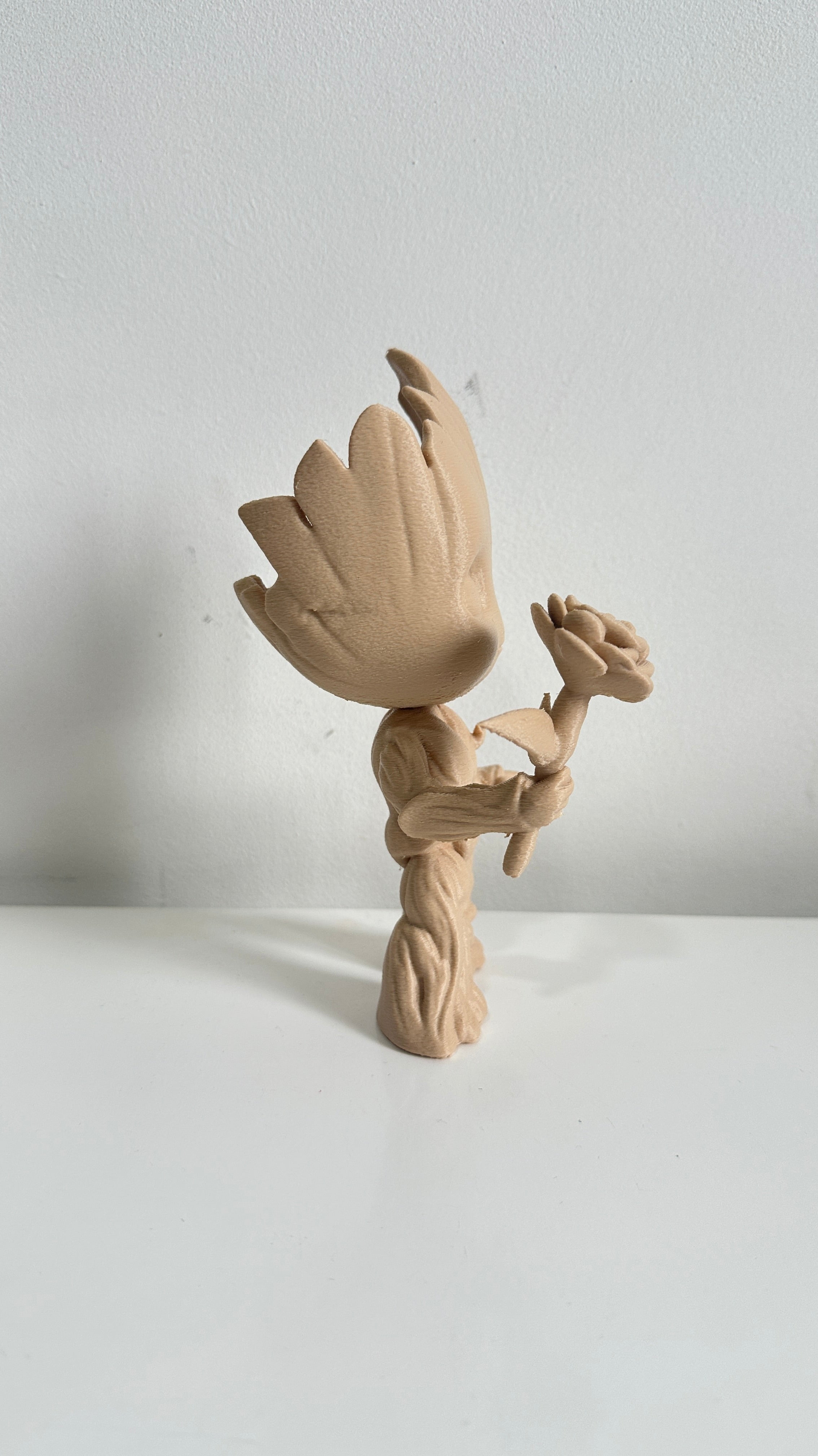 Groot avec fleur dans la main
